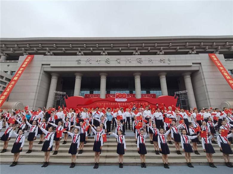 1950年丈夫出差见到毛主席，妻子不相信，最终坦白：我是毛家人